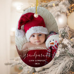 Großeltern Erste Weihnachtszeit Foto Weiße Schrift Keramik Ornament<br><div class="desc">Helfen Sie ihnen, ihr erstes Enkelkind mit diesem schönen modernen Sake-Ornament zu feiern. Der weiße Text lautet "Unsere ersten Weihnachten als Großeltern", mit dem Wort "Großeltern" in eleganter Handschrift mit Schnörkeln vor und nach. Ersetzen Sie das Beispielbild einfach durch Ihr Lieblings-Foto des neuen Babys, und fügen Sie seinen Namen und...</div>