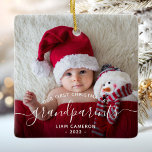 Großeltern Erste Weihnachtszeit Foto Weiße Schrift Keramikornament<br><div class="desc">Helfen Sie ihnen, ihr erstes Enkelkind mit diesem schönen modernen Sake-Ornament zu feiern. Der schwarze Text lautet "Unsere ersten Weihnachten als Großeltern", mit dem Wort "Großeltern" in eleganter Handschrift mit Schnörkeln vor und nach. Ersetzen Sie das Beispielbild einfach durch Ihr Lieblings-Foto des neuen Babys, und fügen Sie seinen Namen und...</div>