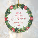 Großeltern First Christmas Baby Foto Wreath Keramik Ornament<br><div class="desc">Dieses Design zeigt einen von Hand gezeichnet Weihnachtskranz aus Kiefernbäumen und roten Ziergegenständen, der die Worte "Unser erstes Weihnachten als Großeltern" in skurrilen roten Schriftart und handgeschriebenen umgibt. Personalisieren Sie es, indem Sie den Namen des Babys und das Jahr hinzufügen. Passen Sie die Rückseite mit einem beliebten Foto des neuen...</div>