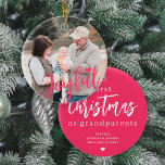 Großeltern Foto erste Weihnachtsschrift Keramik Ornament<br><div class="desc">Laden Sie Ihr Lieblings-Foto hoch (vorzugsweise Quadrat),  fügen Sie Ihren Text,  Namen und Datum ein und machen Sie diese trendigen modernen Joyful-rosa Drehbuch Weihnachtsbaum-Ornament ein Sake-Geschenk,  um Großmutter und Großvater an ihre ersten Weihnachten als Großeltern zu erinnern!</div>