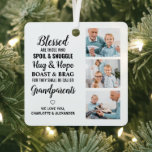 Großeltern Großmutter Opa Gedicht Custom 3 Foto Ornament Aus Metall<br><div class="desc">Feiern Sie Ihre Großeltern mit einem maßgeschneiderten Foto. Dieses einzigartige Zitat Großeltern-Ornament ist das perfekte Geschenk, ob Geburtstag, Großeltern-Tag oder Weihnachten. Wir hoffen, dass Ihr besonderes "Keepake"-Foto-Großeltern-Geschenk für viele Jahre zu einem wertvollen Sake wird. . Zitat " Selig sind diejenigen, die Spoil & Snuggle, Hug & Hope, Boast & Brag,...</div>