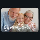 Großeltern Liebe Skript Personalisiertes Foto Gesc Magnet<br><div class="desc">Dieser Foto-Magnet mit handgeschriebenen "Großeltern"-Briefen kann leicht mit dem eigenen Lieblingsfoto personalisiert werden. Sie können auch die Textfarbe ändern,  um sie besser an Ihr Foto anzupassen.</div>