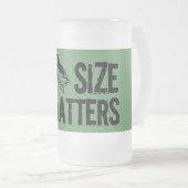 Größen-Angelegenheiten! Lustiger Fischen-Entwurf Mattglas Bierglas (VorderseiteRechts)