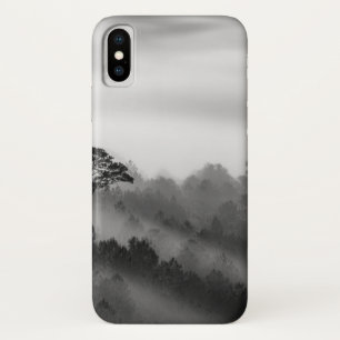 Großer Baum im Kiefern-Wald im Nebel Case-Mate iPhone Hülle