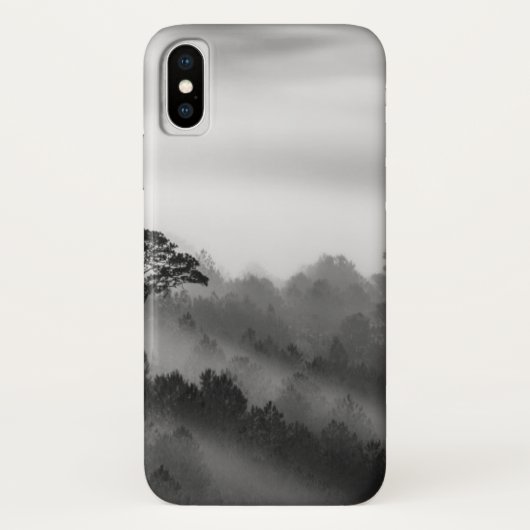 Großer Baum im Kiefern-Wald im Nebel Case-Mate iPhone Hülle (Rückseite)