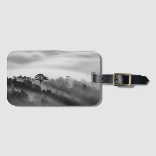 Großer Baum im Kiefern-Wald im Nebel Gepäckanhänger (Vorderseite (Horizontal))