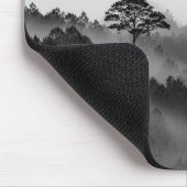 Großer Baum im Kiefern-Wald im Nebel Mousepad (Ecke)
