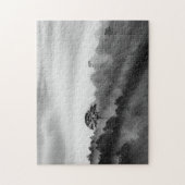 Großer Baum im Kiefern-Wald im Nebel Puzzle (Vertikal)