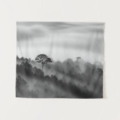 Großer Baum im Kiefern-Wald im Nebel Wandteppich (Vorderseite (Horizontal))