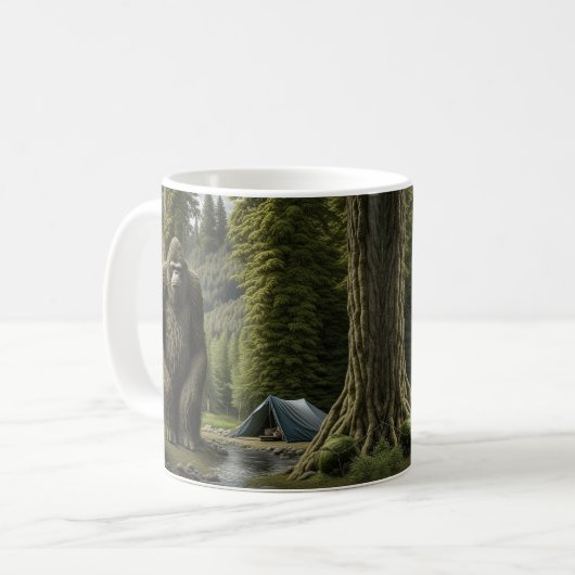 Grosser Bigfoot sitzend im Wald Kaffeetasse (Vorderseite Links)