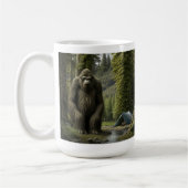Grosser Bigfoot sitzend im Wald Kaffeetasse (Links)