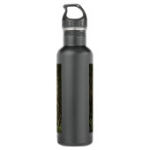 Grosser Bigfoot sitzend im Wald neben einem Zelt Edelstahlflasche (Rückseite)