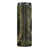 Grosser Bigfoot sitzend im Wald neben einem Zelt Thermosbecher (Rückseite)