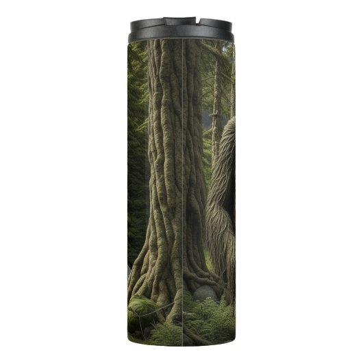 Grosser Bigfoot sitzend im Wald neben einem Zelt Thermosbecher (Rückseite)