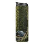 Grosser Bigfoot sitzend im Wald neben einem Zelt Thermosbecher (Nach rechts gedreht)