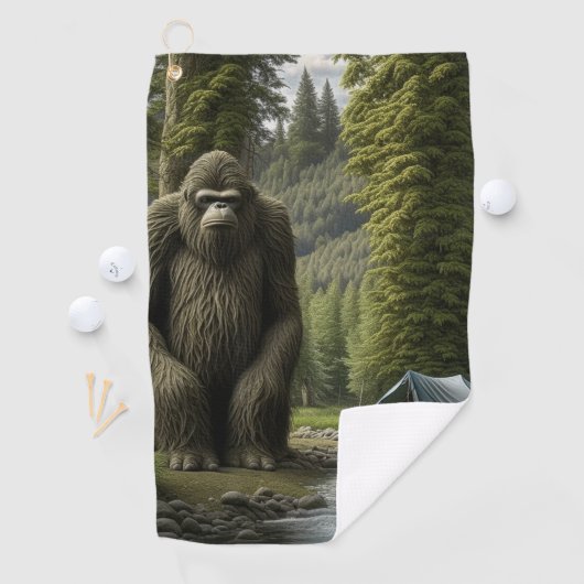 Grosser Bigfoot sitzend neben Zelt im Wald Golfhandtuch (Insitu)