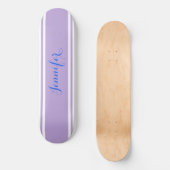 Grosser blauer Skriptname, Lavenderstreifen auf We Skateboard (Vorderseite)