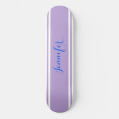 Grosser blauer Skriptname, Lavenderstreifen auf We Skateboard (Vorderseite)
