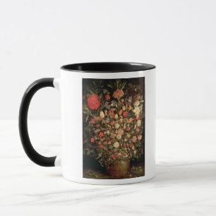 Großer Blumenstrauß der Blumen in einer hölzern Tasse