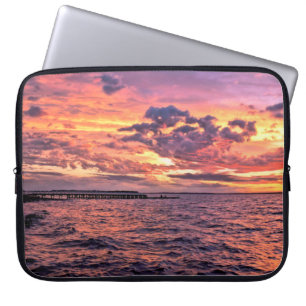 Grosser bunter Sonnenuntergang über dem Wasserstra Laptopschutzhülle