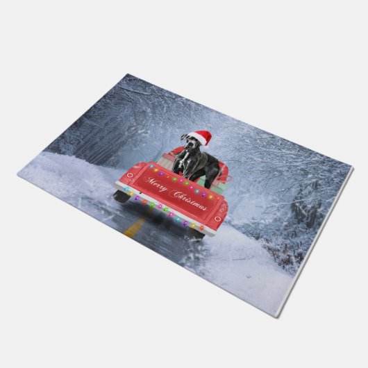 Großer Däne Hund im Schnee sitzend im Weihnachtswa Fußmatte (Schrägansicht)