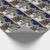 Großer Dane Hund sitzt auf der Weihnachtsmannmütze Geschenkpapier (Ecke)