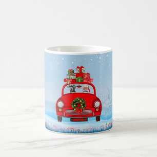 Großer Dänen-Hund in Auto mit dem Weihnachtsmann Kaffeetasse