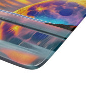 Grosser farbiger Mond erhebt sich über Wasser - re Schneidebrett (Ecke)