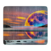 Grosser farbiger Mond erhebt sich über Wasser - re Schneidebrett (Vorderseite)