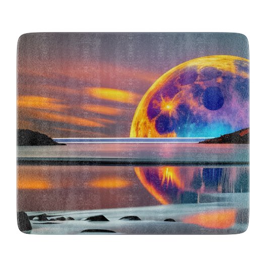 Grosser farbiger Mond erhebt sich über Wasser - re Schneidebrett (Vorderseite)