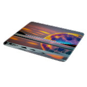 Grosser farbiger Mond erhebt sich über Wasser - re Schneidebrett (Ecke)