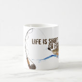 großer Fisch am Haken Kaffeetasse (Mittel)