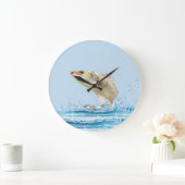 großer Fisch, der aus dem Wasser springt Große Wanduhr (Zuhause)