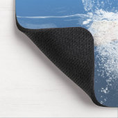 großer Fisch, der aus dem Wasser springt Mousepad (Ecke)