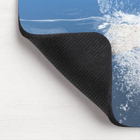 großer Fisch, der aus dem Wasser springt Mousepad (Ecke)
