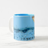 großer Fisch, der aus dem Wasser springt Zweifarbige Tasse (Vorderseite Links)