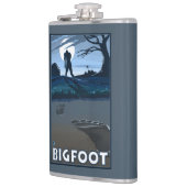 Großer Fuß, der durch Golfplatz geht Flachmann (Links)