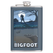 Großer Fuß, der durch Golfplatz geht Flachmann (Vorderseite)