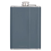 Großer Fuß, der durch Golfplatz geht Flachmann (Rückseite)