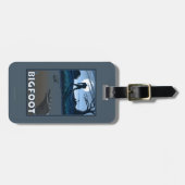 Großer Fuß, der durch Golfplatz geht Gepäckanhänger (Vorderseite horizontal)