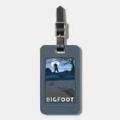 Großer Fuß, der durch Golfplatz geht Gepäckanhänger (Vorderseite vertikal)