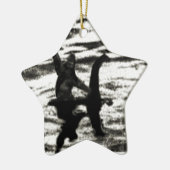 Großer Fuß und Bessie das Seemonsteranvisieren Keramikornament (Links)