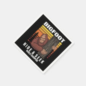 großer Fuß versteckt in einem Baumretro Serviette (Ecke)