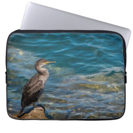 Großer Kormoran auf den Felsen Laptopschutzhülle