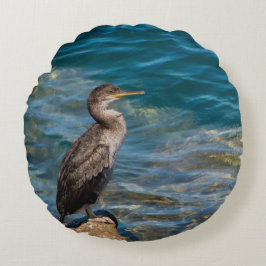 Großer Kormoran auf den Felsen Rundes Kissen