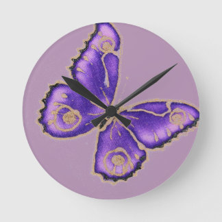 Großer lila Schmetterling Runde Wanduhr
