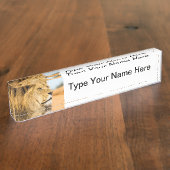 Großer Löwe, der weit weg schaut Namensplakette (Seite)