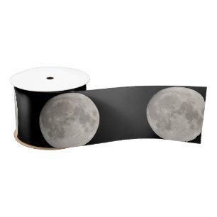 Großer Mond in schwarzem Himmel Satinband