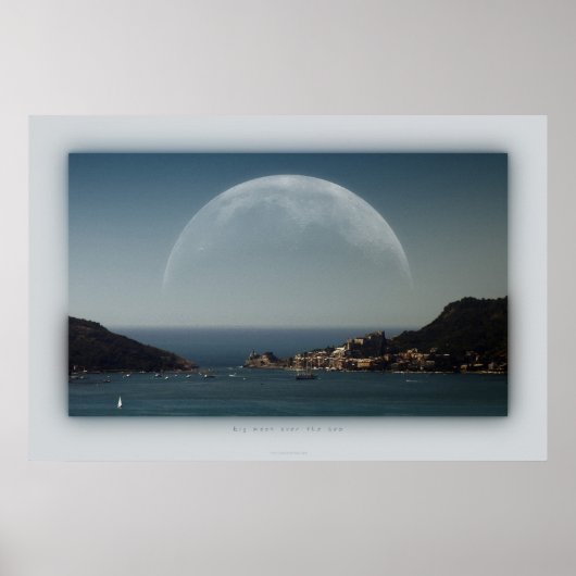 großer Mond über dem Meer Poster (Vorne)