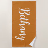 Großer Name in Weiß auf Deep Yellow Brown Strandtuch (Vorderseite)